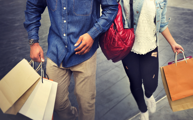 couple-shopping-at-mall